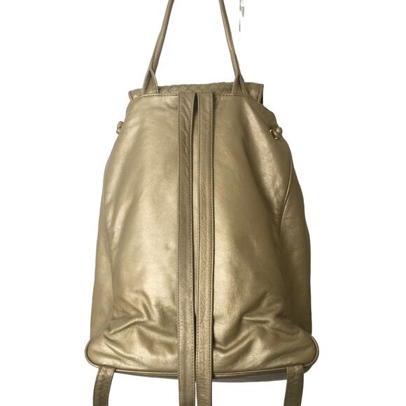 VTG ASPECTS Faux Leather Bucket Bag Backpack in Metallic Gold main image 11